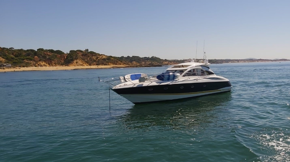 B.Happy Luxury Charter - ALGARVE YACHT CHARTER CENTRE